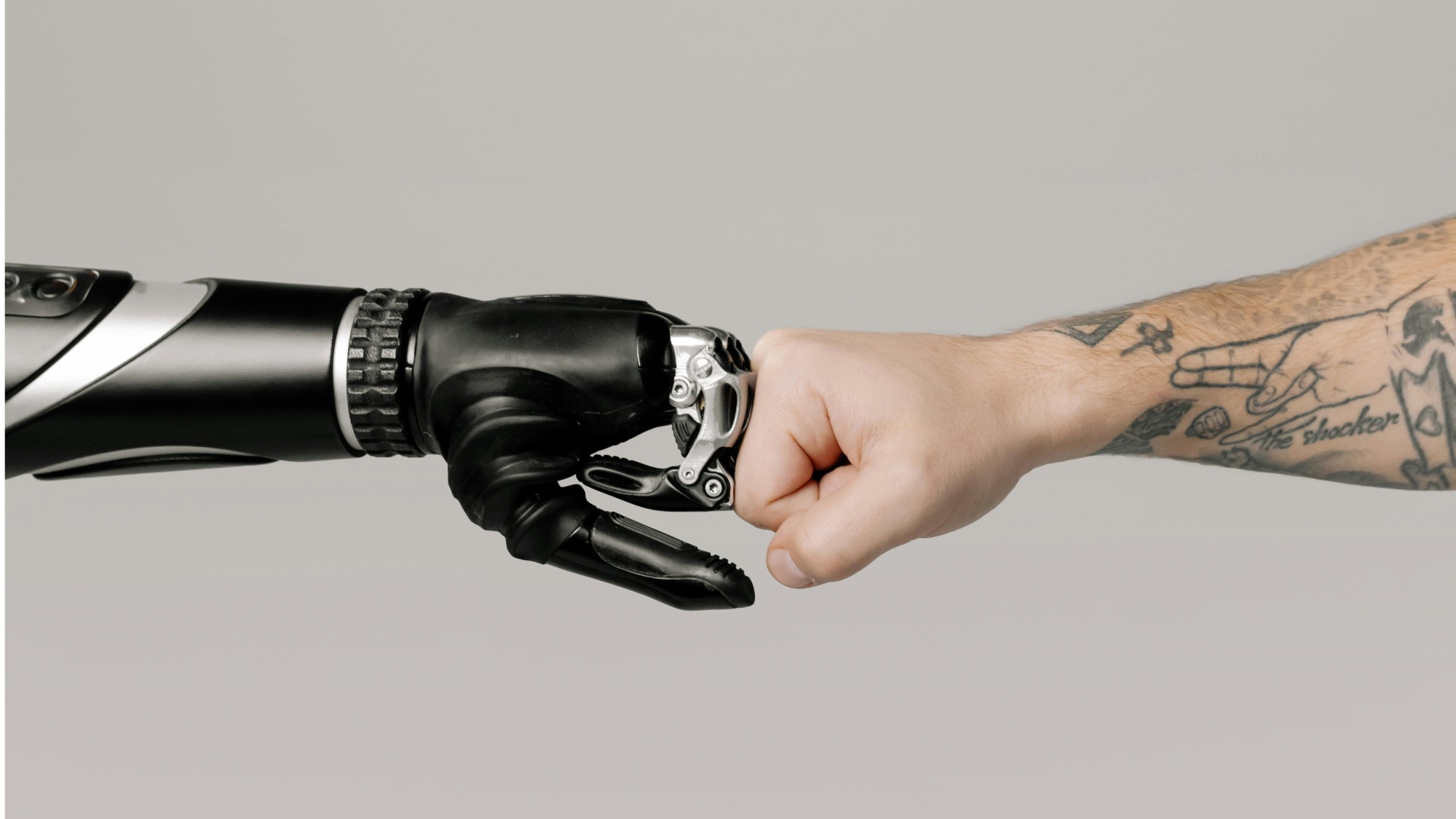 Robot yumruğu ile insan yumruğunun birleşimi